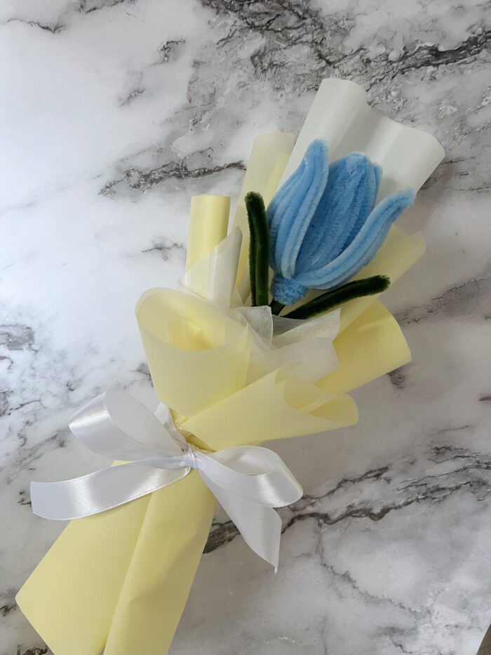 Tulipe bleu emballage jaune 💛💙 – Image 2