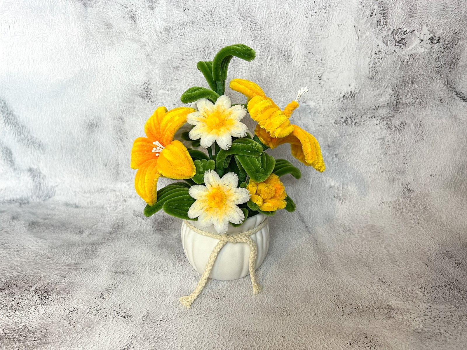 Composition florale en pot - Jaune et blanc – Image 2