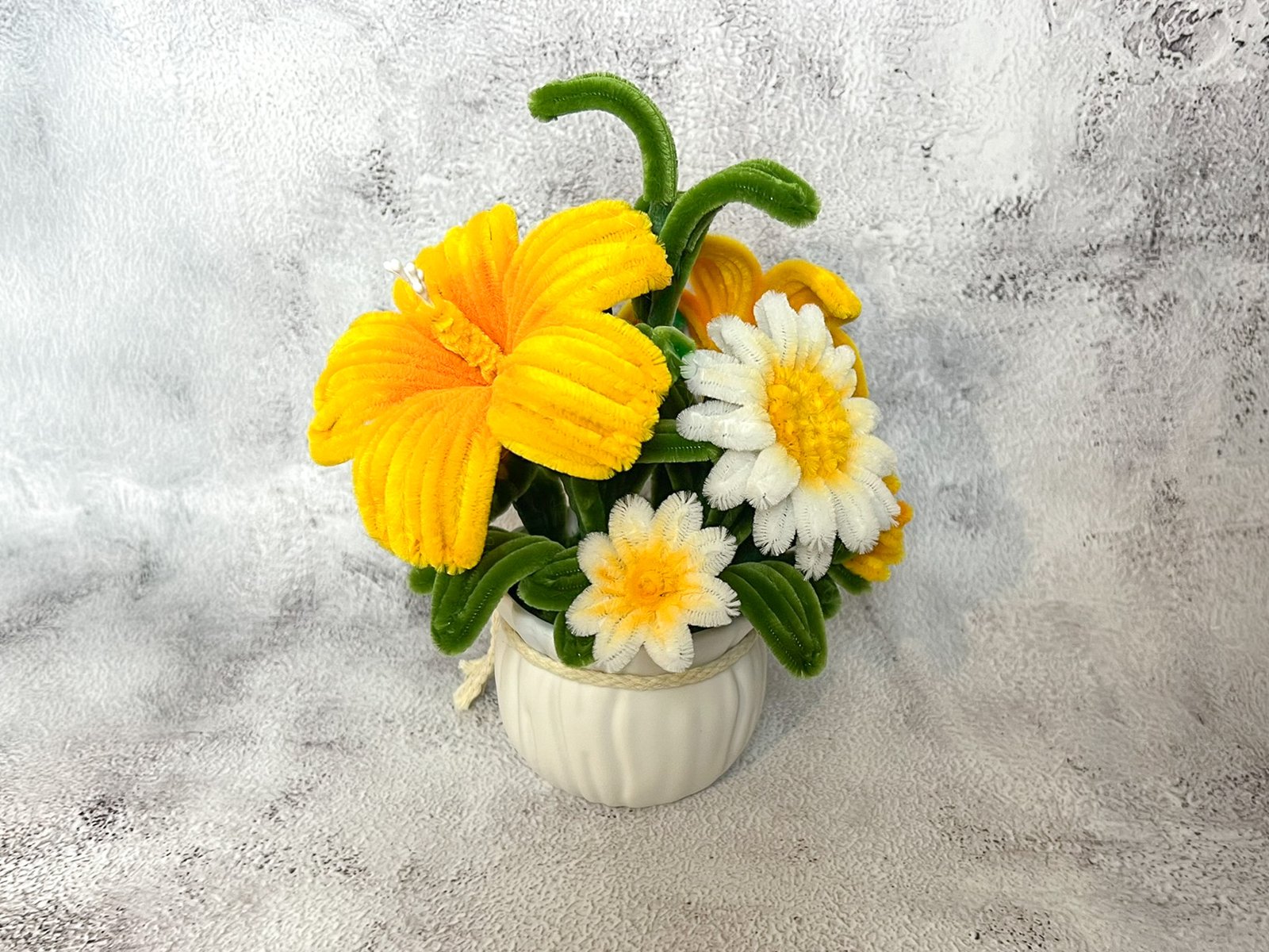 Composition florale en pot - Jaune et blanc – Image 3