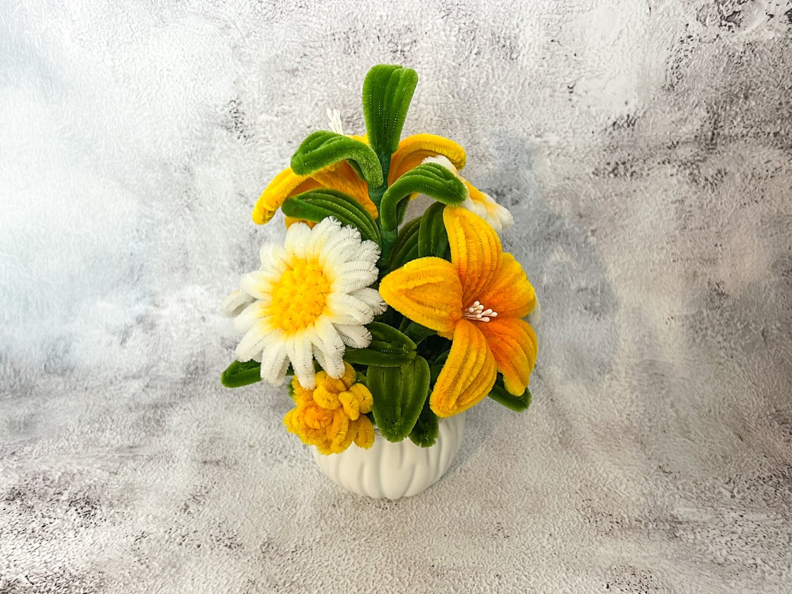 Composition florale en pot - Jaune et blanc – Image 4